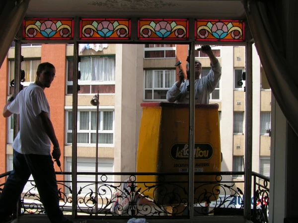 Dépose de vitraux pour restauration. Bow window Paris XVIIIème