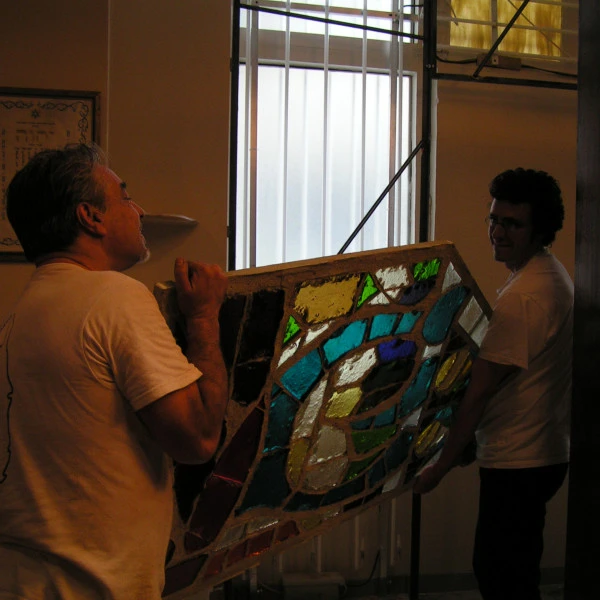 Pose des dalles de verre. Synagogue La Fraternelle.